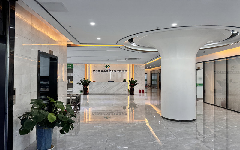 Vest&iacute;bulo de oficina con mostrador de recepci&oacute;n