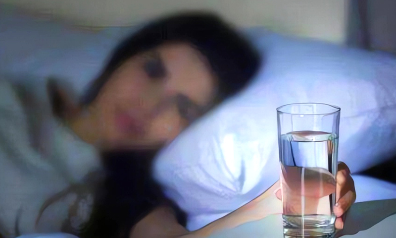 4 errores comunes al beber agua perjudiciales para la salud